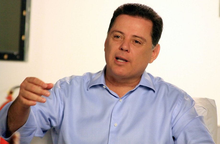 Governador falou sobre a preocupação do governo estadual em oferecer serviços de qualidade e humanizados à população goiana, como tem ocorrido na área da Saúde, com a gestão das Organizações Sociais (OSs); informou que fará um novo corte de cargos comissionados na máquina governamental, e que objetiva profissionalizar cada vez mais a administração pública; "Eu espero profissionalizar cada vez mais a administração pública", afirmou; "Nós tomamos muitas medidas neste ano, medidas que vão resultar em uma economia de mais de R$ 3,5 bilhões", concluiu (Foto: Realle Palazzo-Martini) Governador falou sobre a preocupação do governo estadual em oferecer serviços de qualidade e humanizados à população goiana, como tem ocorrido na área da Saúde, com a gestão das Organizações Sociais (OSs); informou que fará um novo corte de cargos comissionados na máquina governamental, e que objetiva profissionalizar cada vez mais a administração pública; "Eu espero profissionalizar cada vez mais a administração pública", afirmou; "Nós tomamos muitas medidas neste ano, medidas que vão resultar em uma economia de mais de R$ 3,5 bilhões", concluiu