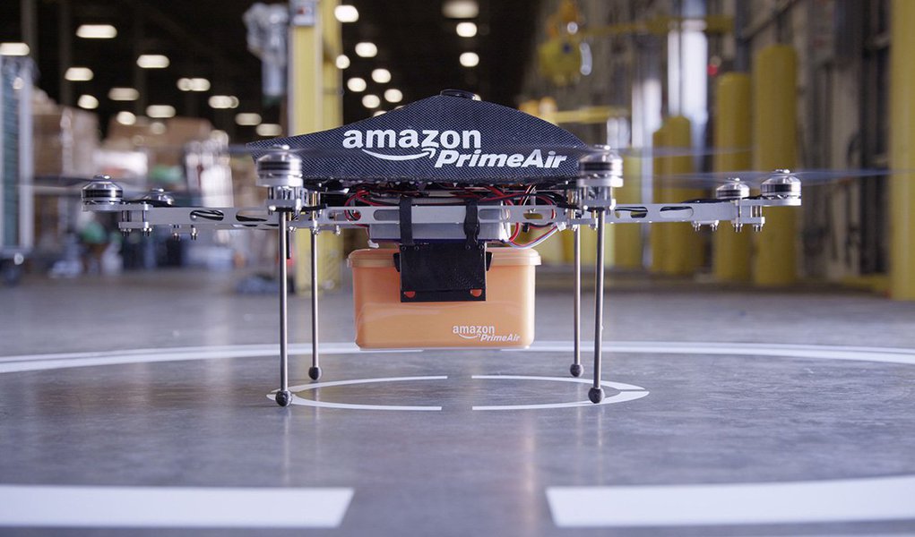 A varejista online Amazon revelou no domingo um vídeo de seus drones de entrega de encomendas, dois anos após um protótipo da tecnologia ter sido anunciado pela companhia; "No futuro, haverá toda uma família de drones da Amazon. Diferentes designs para diferentes ambientes", disse o apresentador Jeremy Clarkson (Foto: Leonardo Attuch) A varejista online Amazon revelou no domingo um vídeo de seus drones de entrega de encomendas, dois anos após um protótipo da tecnologia ter sido anunciado pela companhia; "No futuro, haverá toda uma família de drones da Amazon. Diferentes designs para diferentes ambientes", disse o apresentador Jeremy Clarkson