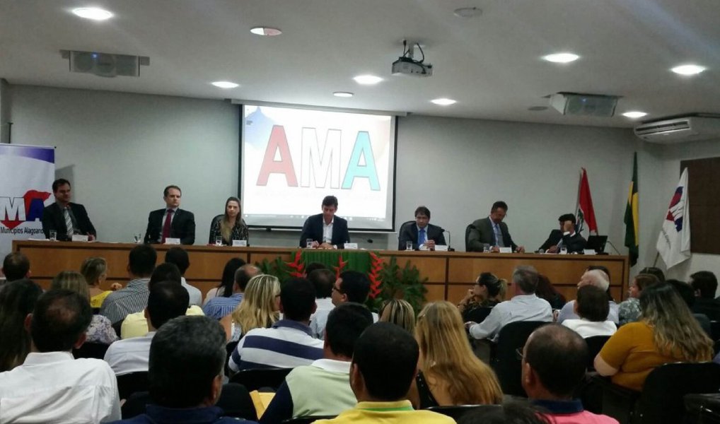 O secretário-geral da Associação dos Municípios Alagoanos, Jorge Dantas (PSDB), baseado na queda de 13% do repasse, este mês, do Fundo de Participação dos Municípios (FPM), que já existe a possibilidade de os municípios alagoanos atrasarem o pagamento dos servidores; explicação é a crise econômica (Foto: Voney Malta) O secretário-geral da Associação dos Municípios Alagoanos, Jorge Dantas (PSDB), baseado na queda de 13% do repasse, este mês, do Fundo de Participação dos Municípios (FPM), que já existe a possibilidade de os municípios alagoanos atrasarem o pagamento dos servidores; explicação é a crise econômica