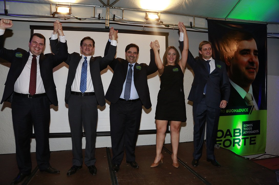 Com nomes de peso na chapa, como Djalma Rezende e Aldo Arantes, advogado registrou sua chapa e abriu oficialmente a campanha do grupo OAB Forte; Flávio Buonaduce também apresentou Carta Compromisso da OAB Forte, que é um documento que reconhece a importância da Ordem perante o Estado e que assume suas responsabilidades institucionais e sociais; “Essa carta expressa o meu compromisso em resgatar a importância do advogado e a relevância de seu papel para a sociedade. Por isso a principal bandeira da campanha é enfrentar as barreiras impostas àqueles que acabaram de ingressar no mercado de trabalho" (Foto: José Barbacena) Com nomes de peso na chapa, como Djalma Rezende e Aldo Arantes, advogado registrou sua chapa e abriu oficialmente a campanha do grupo OAB Forte; Flávio Buonaduce também apresentou Carta Compromisso da OAB Forte, que é um documento que reconhece a importância da Ordem perante o Estado e que assume suas responsabilidades institucionais e sociais; “Essa carta expressa o meu compromisso em resgatar a importância do advogado e a relevância de seu papel para a sociedade. Por isso a principal bandeira da campanha é enfrentar as barreiras impostas àqueles que acabaram de ingressar no mercado de trabalho"