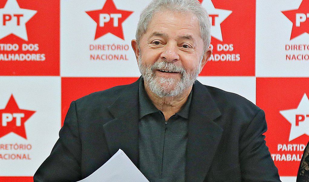 O Partido dos Trabalhadores já elabora um documento que será uma espécie de desagravo em relação ao ex-presidente Lula, que, ontem, completou 70 anos, em razão da recente investida do Judiciário contra um de seus filhos, Luis Claudio Lula da Silva; segundo dirigentes do PT, trata-se de mais uma "tentativa de criminalização" do partido; “Isso é o medo de Lula voltar em 2018. Tudo o que acontece com o presidente Lula vira manchete. Não tem nenhuma acusação contra ele. Tem tanta gente acusada que fica perambulando pelo país”, disse o deputado José Guimarães (PT-CE), um dos defensores da proposta (Foto: Leonardo Attuch) O Partido dos Trabalhadores já elabora um documento que será uma espécie de desagravo em relação ao ex-presidente Lula, que, ontem, completou 70 anos, em razão da recente investida do Judiciário contra um de seus filhos, Luis Claudio Lula da Silva; segundo dirigentes do PT, trata-se de mais uma "tentativa de criminalização" do partido; “Isso é o medo de Lula voltar em 2018. Tudo o que acontece com o presidente Lula vira manchete. Não tem nenhuma acusação contra ele. Tem tanta gente acusada que fica perambulando pelo país”, disse o deputado José Guimarães (PT-CE), um dos defensores da proposta