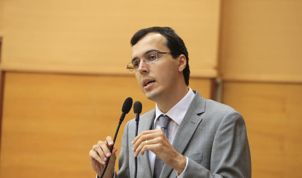 O deputado estadual Georgeo Passos (PTC) questionou, durante sessão desta terça (20) da Assembleia Legislativa, a aplicação dos recursos previstos na Lei Orçamentária Anual de 2015, comparando-os ao previsto em 2016 bem como o utilizado em 2014; segundo ele, o valor esperado nunca é integralmente aplicado, pastas gastam muito com despesas com pessoal, bem como setores expressivos terão, em 2016, novamente despesas reduzidas; “Nunca, nos últimos 5 anos, foi executada 100% do previsto do orçamento. Matérias importantes, provavelmente terão dificuldades em ser alcançadas, dentro do que foi encaminhado a esta Casa. Será um ano difícil”, afirmou Georgeo (Foto: Valter Lima) O deputado estadual Georgeo Passos (PTC) questionou, durante sessão desta terça (20) da Assembleia Legislativa, a aplicação dos recursos previstos na Lei Orçamentária Anual de 2015, comparando-os ao previsto em 2016 bem como o utilizado em 2014; segundo ele, o valor esperado nunca é integralmente aplicado, pastas gastam muito com despesas com pessoal, bem como setores expressivos terão, em 2016, novamente despesas reduzidas; “Nunca, nos últimos 5 anos, foi executada 100% do previsto do orçamento. Matérias importantes, provavelmente terão dificuldades em ser alcançadas, dentro do que foi encaminhado a esta Casa. Será um ano difícil”, afirmou Georgeo