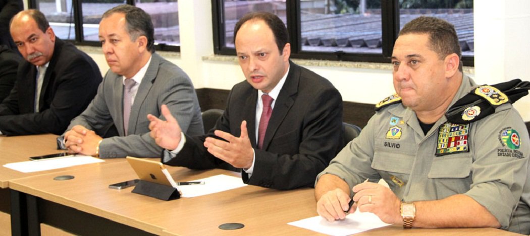 Em entrevista coletiva, o secretário de Segurança Pública , Joaquim Mesquita, afirmou que a pasta registrou problemas decorrentes da paralisação de policiais, principalmente em relação aos serviços da Polícia Civil e da Polícia Técnico-Científica, mas que eles foram administrados; comandante-geral da PM, coronel Silvio Benedito Alves, disse que maioria da corporação trabalhou normalmente e não houve prejuízos à sociedade; servidores decretaram Operação Produtividade Zero por 24 horas nesta quarta depois de o governo estadual adiar pagamento do reajuste salarial; liminar do Tribunal de Justiça determinou que a greve ilegal (Foto: José Barbacena) Em entrevista coletiva, o secretário de Segurança Pública , Joaquim Mesquita, afirmou que a pasta registrou problemas decorrentes da paralisação de policiais, principalmente em relação aos serviços da Polícia Civil e da Polícia Técnico-Científica, mas que eles foram administrados; comandante-geral da PM, coronel Silvio Benedito Alves, disse que maioria da corporação trabalhou normalmente e não houve prejuízos à sociedade; servidores decretaram Operação Produtividade Zero por 24 horas nesta quarta depois de o governo estadual adiar pagamento do reajuste salarial; liminar do Tribunal de Justiça determinou que a greve ilegal