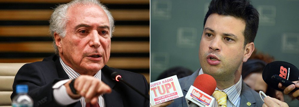 Segundo a colunista Natuza Nery, o vice-presidente chamou deputados do PMDB para conversas individuais e deu telefonemas pedindo a cabeça do líder do partido, Leonardo Picciani (RJ); "O movimento se mistura com a própria articulação pela saída de Dilma Rousseff", diz a jornalista; em seu lugar assumiu Leonardo Quintão (MG); articuladores do Planalto, entretanto, avaliam que Picciani pode exercer uma espécie de "liderança do B", para que o governo negocie com os 30 deputados que não apoiaram Quintão (Foto: Aquiles Lins) Segundo a colunista Natuza Nery, o vice-presidente chamou deputados do PMDB para conversas individuais e deu telefonemas pedindo a cabeça do líder do partido, Leonardo Picciani (RJ); "O movimento se mistura com a própria articulação pela saída de Dilma Rousseff", diz a jornalista; em seu lugar assumiu Leonardo Quintão (MG); articuladores do Planalto, entretanto, avaliam que Picciani pode exercer uma espécie de "liderança do B", para que o governo negocie com os 30 deputados que não apoiaram Quintão
