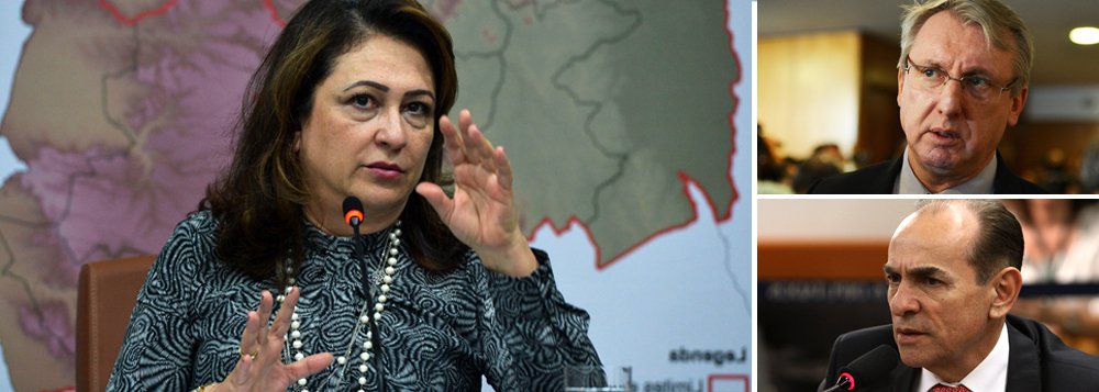 PMDB já contabilizaria pelo menos 75 votos a favor da decisão de deixar o governo Dilma Rousseff, em um total de 127 votantes na reunião do diretório que acontece na terça-feira, dia 29; na avaliação de uma das fontes ouvidas pela Reuters, dos sete ministros --Eduardo Braga (Minas e Energia), Hélder Barbalho (Portos), Henrique Eduardo Alves (Turismo), Mauro Lopes (Aviação Civil), Kátia Abreu (Agricultura), Celso Pansera (Ciência e Tecnologia) e Marcelo Castro (Saúde)-- os três últimos são os que mais teriam tendência a ficar no governo, mesmo sob ameaça de expulsão do partido (Foto: Roberta Namour) PMDB já contabilizaria pelo menos 75 votos a favor da decisão de deixar o governo Dilma Rousseff, em um total de 127 votantes na reunião do diretório que acontece na terça-feira, dia 29; na avaliação de uma das fontes ouvidas pela Reuters, dos sete ministros --Eduardo Braga (Minas e Energia), Hélder Barbalho (Portos), Henrique Eduardo Alves (Turismo), Mauro Lopes (Aviação Civil), Kátia Abreu (Agricultura), Celso Pansera (Ciência e Tecnologia) e Marcelo Castro (Saúde)-- os três últimos são os que mais teriam tendência a ficar no governo, mesmo sob ameaça de expulsão do partido