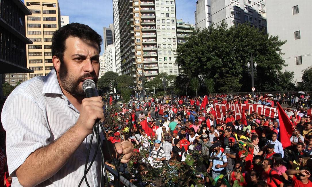 Líder do MTST acredita que o fracasso das manifestações do último domingo, pela saída da presidente Dilma do governo, e a operação da PF contra Eduardo Cunha, deflagrada hoje, "devem impulsionar" os protestos marcados para esta quarta-feira 16, contra o golpe e pelo 'Fora, Cunha'; Guilherme Boulos espera cerca de 50 mil pessoas no ato da capital paulista; ao 247, Boulos disse ainda que a Frente Povo Sem Medo, liderada por ele, está unida em uma posição contra o impeachment, aprovada por consenso (Foto: Gisele Federicce) Líder do MTST acredita que o fracasso das manifestações do último domingo, pela saída da presidente Dilma do governo, e a operação da PF contra Eduardo Cunha, deflagrada hoje, "devem impulsionar" os protestos marcados para esta quarta-feira 16, contra o golpe e pelo 'Fora, Cunha'; Guilherme Boulos espera cerca de 50 mil pessoas no ato da capital paulista; ao 247, Boulos disse ainda que a Frente Povo Sem Medo, liderada por ele, está unida em uma posição contra o impeachment, aprovada por consenso