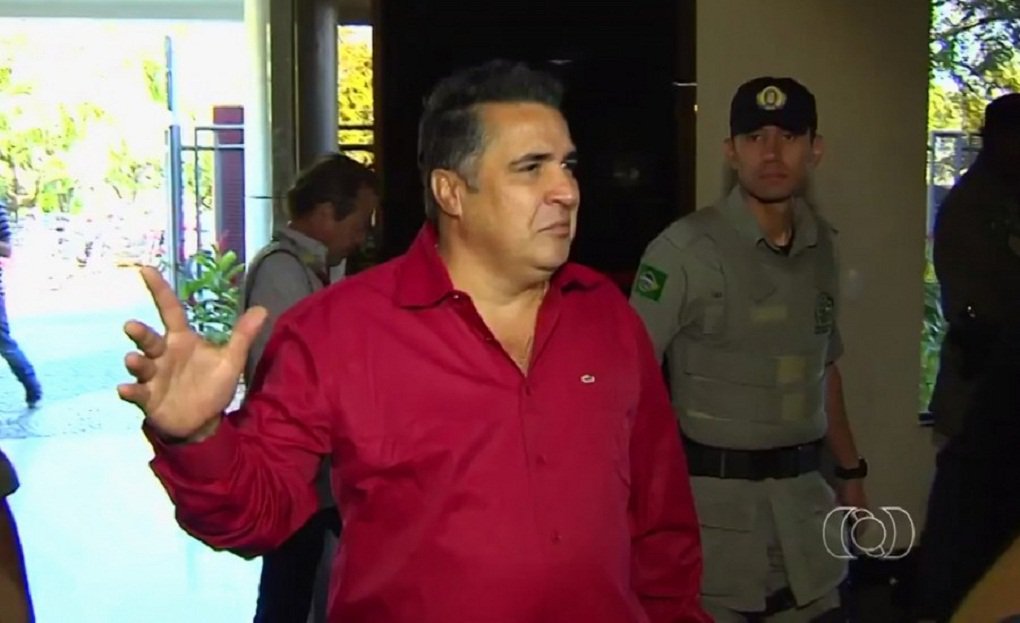 Depois de 72 dias preso, o Tribunal de Justiça de Goiás concedeu liberdade ao ex-deputado estadual e também ex-prefeito de Araçu Tiãozinho Costa; conforme o advogado de defesa Rogério Leal, a Justiça entendeu que não existem mais motivos para que ele e seu assessor e cunhado, Geraldo Magella Rodrigues, continuem detidos; os dois foram presos em de agosto na Operação Compadrio e são apontados pelo Ministério Público como membros de um grupo que articulava cargos fantasmas dentro de órgãos do governo estadual e da Assembleia Legislativa e fazia contratos irregulares com o poder público, principalmente na Agetop (Foto: José Barbacena) Depois de 72 dias preso, o Tribunal de Justiça de Goiás concedeu liberdade ao ex-deputado estadual e também ex-prefeito de Araçu Tiãozinho Costa; conforme o advogado de defesa Rogério Leal, a Justiça entendeu que não existem mais motivos para que ele e seu assessor e cunhado, Geraldo Magella Rodrigues, continuem detidos; os dois foram presos em de agosto na Operação Compadrio e são apontados pelo Ministério Público como membros de um grupo que articulava cargos fantasmas dentro de órgãos do governo estadual e da Assembleia Legislativa e fazia contratos irregulares com o poder público, principalmente na Agetop