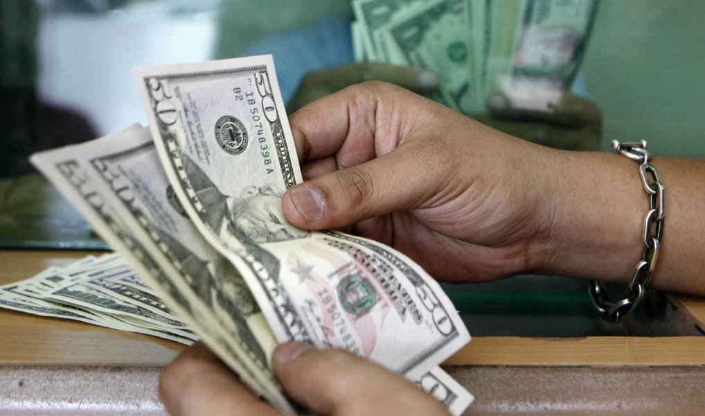 O Ibovespa fechou na maior alta percentual desde janeiro de 2009 (em mais de 50,9 mil pontos) e o dólar à vista caiu mais de 4%, depois que investidores aumentaram as apostas na eventual saída de Dilma Rousseff da presidência. os juros futuros recuaram; contribuiu para o bom humor dos investidores a alta das commodities no mercado internacional e o enfraquecimento do dólar frente a outras moedas; a moeda americana à vista fechou em queda de 4,15%, cotada a R$ 3,6499; o dólar comercial recuou 2,32%, para R$ 3,6520 (Foto: Valter Lima) O Ibovespa fechou na maior alta percentual desde janeiro de 2009 (em mais de 50,9 mil pontos) e o dólar à vista caiu mais de 4%, depois que investidores aumentaram as apostas na eventual saída de Dilma Rousseff da presidência. os juros futuros recuaram; contribuiu para o bom humor dos investidores a alta das commodities no mercado internacional e o enfraquecimento do dólar frente a outras moedas; a moeda americana à vista fechou em queda de 4,15%, cotada a R$ 3,6499; o dólar comercial recuou 2,32%, para R$ 3,6520