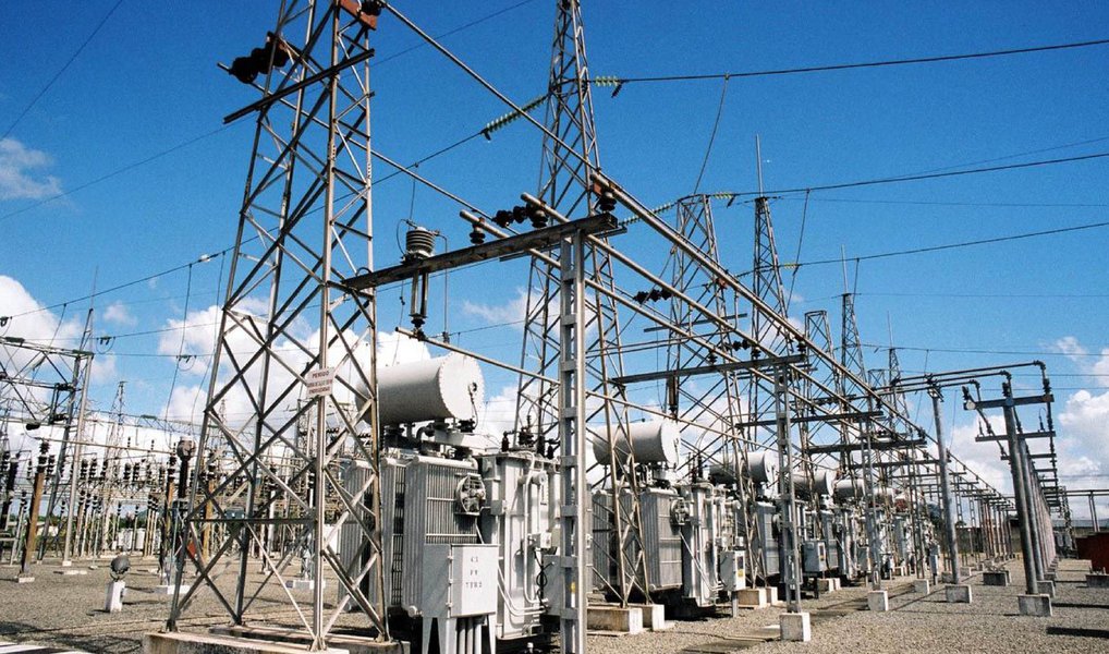 A Copel deve reduzir em pelo menos 11,5% a tarifa de energia em junho, anunciou o governo estadual; a empresa já encaminhou seus contratos para a Agência Nacional de Energia Elétrica (Aneel) para iniciar a revisão tarifária que definirá o índice a ser aplicado neste ano; a planilha ainda vai ser analisada pelo Conselho de Consumidores da Copel e pela Aneel e também será debatida em audiência pública em abril; somente após essas etapas haverá a definição do índice a ser aplicado em 24 de junho (Foto: Leonardo Lucena) A Copel deve reduzir em pelo menos 11,5% a tarifa de energia em junho, anunciou o governo estadual; a empresa já encaminhou seus contratos para a Agência Nacional de Energia Elétrica (Aneel) para iniciar a revisão tarifária que definirá o índice a ser aplicado neste ano; a planilha ainda vai ser analisada pelo Conselho de Consumidores da Copel e pela Aneel e também será debatida em audiência pública em abril; somente após essas etapas haverá a definição do índice a ser aplicado em 24 de junho