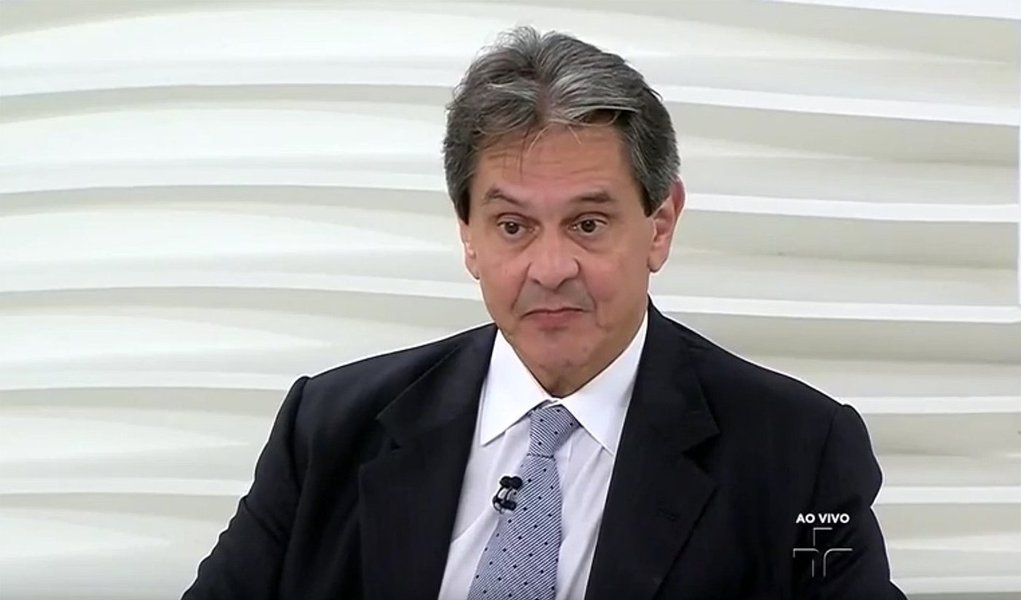Em entrevista ao programa Roda Viva, da TV Cultura, o ex-deputado federal Roberto Jeferson afirmou que o vice Michel Temer “fez muito bem em dar o troco no governo” com o desembarque do PMDB e disse que ele sairá bem-sucedido em caso de impeachment; também disse que já sugeriu a Temer uma legislação mais clara e dura sobre manifestações e fez críticas aos movimentos sociais, que, segundo ele, "querem um regime que cerceia a liberdade, querem o fim da democracia, querem a ditadura"; "Isso não pode ser um valhacouto de bandidos. Se nós somos maioria, devemos estabelecer uma norma que limite os termos de atuação desse povo” (Foto: Roberta Namour) Em entrevista ao programa Roda Viva, da TV Cultura, o ex-deputado federal Roberto Jeferson afirmou que o vice Michel Temer “fez muito bem em dar o troco no governo” com o desembarque do PMDB e disse que ele sairá bem-sucedido em caso de impeachment; também disse que já sugeriu a Temer uma legislação mais clara e dura sobre manifestações e fez críticas aos movimentos sociais, que, segundo ele, "querem um regime que cerceia a liberdade, querem o fim da democracia, querem a ditadura"; "Isso não pode ser um valhacouto de bandidos. Se nós somos maioria, devemos estabelecer uma norma que limite os termos de atuação desse povo”