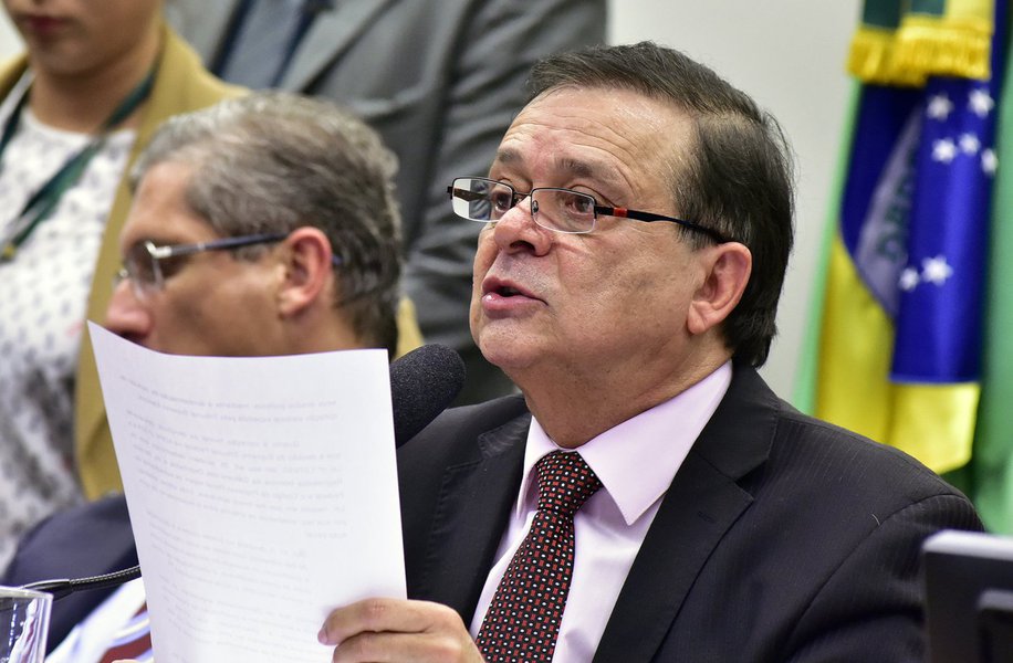 Famoso por suas ligações com notórios bandidos, o deputado Jovair Arantes (PTB-GO) foi poupado pela mídia golpista. A revista Veja, por exemplo, optou por "arquivar" velhas denúncias que publicou contra o agora impoluto e ético "relator do impeachment" (Foto: Altamiro Borges) Famoso por suas ligações com notórios bandidos, o deputado Jovair Arantes (PTB-GO) foi poupado pela mídia golpista. A revista Veja, por exemplo, optou por "arquivar" velhas denúncias que publicou contra o agora impoluto e ético "relator do impeachment"