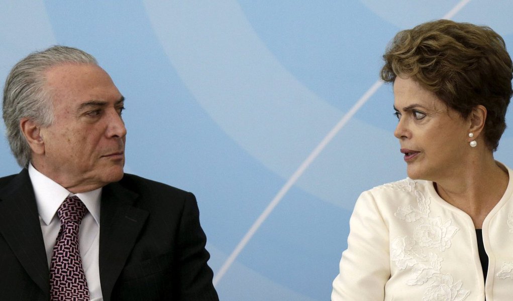Diante da possibilidade cada vez maior de ser afastada do cargo na primeira votação sobre o impeachment no Senado, a presidente Dilma Rousseff, aliados próximos e o PT articulam uma espécie de “governo paralelo”, com o objetivo de desconstruir a agenda do vice-presidente Michel Temer; o PT vai bater na tecla de que Temer recorre agora a propostas já apresentadas por Dilma, como as reformas tributária e da Previdência e criticará a medida do vice que o fim de gastos mínimos constitucionais com saúde e educação; enquanto isso, dirigentes da Central Única dos Trabalhadores (CUT) e de movimentos sociais preparam greves e protestos, em todo o País, contra o golpe (Foto: Valter Lima) Diante da possibilidade cada vez maior de ser afastada do cargo na primeira votação sobre o impeachment no Senado, a presidente Dilma Rousseff, aliados próximos e o PT articulam uma espécie de “governo paralelo”, com o objetivo de desconstruir a agenda do vice-presidente Michel Temer; o PT vai bater na tecla de que Temer recorre agora a propostas já apresentadas por Dilma, como as reformas tributária e da Previdência e criticará a medida do vice que o fim de gastos mínimos constitucionais com saúde e educação; enquanto isso, dirigentes da Central Única dos Trabalhadores (CUT) e de movimentos sociais preparam greves e protestos, em todo o País, contra o golpe