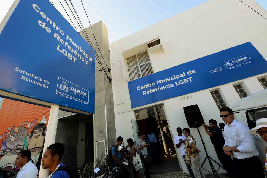 Desde sua inauguração, no dia 18 de março, até a última quarta-feira (20), o Centro de Referência LGBT de Salvador, localizado no bairro do Rio Vermelho, já recebeu 390 visitantes que procuraram a instituição em busca de informações, orientação e auxílio para situações diversas. Ao todo, o centro já finalizou 23 atendimentos, sendo dez na área jurídica, 13 no setor de serviço social e outra dezena relativa a temas de interesse da comunidade; de acordo com o coordenador Vida Bruno, a procura ainda está aquém do esperado porque grande parte do público-alvo - lésbicas, gays, bissexuais, travestis e transexuais - ainda desconhece a real natureza do órgão (Foto: Romulo Faro) Desde sua inauguração, no dia 18 de março, até a última quarta-feira (20), o Centro de Referência LGBT de Salvador, localizado no bairro do Rio Vermelho, já recebeu 390 visitantes que procuraram a instituição em busca de informações, orientação e auxílio para situações diversas. Ao todo, o centro já finalizou 23 atendimentos, sendo dez na área jurídica, 13 no setor de serviço social e outra dezena relativa a temas de interesse da comunidade; de acordo com o coordenador Vida Bruno, a procura ainda está aquém do esperado porque grande parte do público-alvo - lésbicas, gays, bissexuais, travestis e transexuais - ainda desconhece a real natureza do órgão