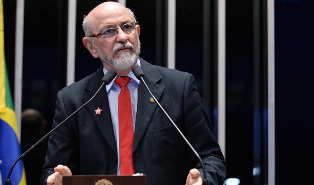 O senador Donizeti Nogueira (PT-TO) afirmou temer que a economia seja mais afetada se a abertura do processo de impeachment da presidente Dilma Rousseff for aprovada pela Câmara dos Deputados no próximo domingo (17); o parlamentar está confiante, porém, que o pedido será rejeitado, inclusive pela pressão popular; "Dizer para cada militante que nós possamos ir no domingo para as ruas para celebrar a democracia. Para demonstrar que a democracia brasileira está consolidada e que a vontade do eleitor será respeitada" (Foto: Leonardo Lucena) O senador Donizeti Nogueira (PT-TO) afirmou temer que a economia seja mais afetada se a abertura do processo de impeachment da presidente Dilma Rousseff for aprovada pela Câmara dos Deputados no próximo domingo (17); o parlamentar está confiante, porém, que o pedido será rejeitado, inclusive pela pressão popular; "Dizer para cada militante que nós possamos ir no domingo para as ruas para celebrar a democracia. Para demonstrar que a democracia brasileira está consolidada e que a vontade do eleitor será respeitada"