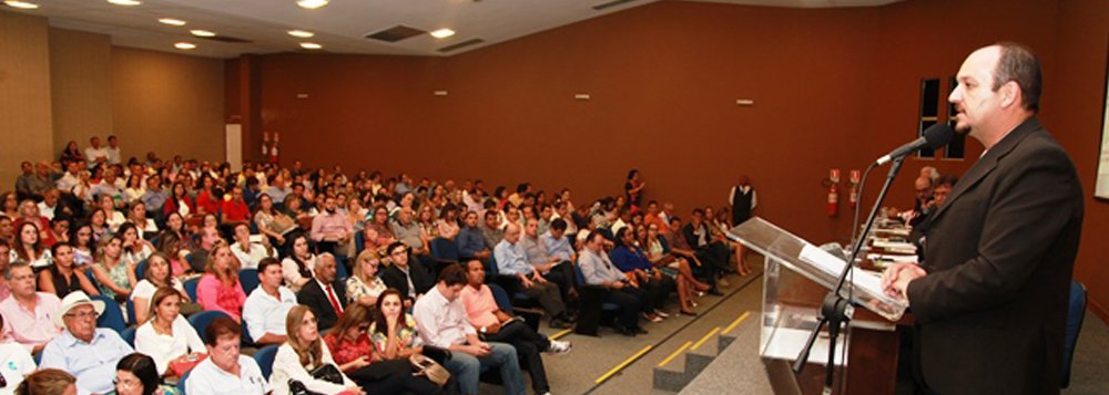 Em encontro na sede da União dos Municípios da Bahia (UPB), prefeitos e secretários municipais de saúde ameaçaram mover uma ação contra o governo federal por conta dos cortes no orçamento do setor; os gestores exigem a garantia de repasses já pactuados no SUS; o presidente do Conselho Nacional de Secretarias Municipais de Saúde, Mauro Guimarães (foto - ao microfone), disse que além do déficit de R$ 5 bilhões para a saúde, os municípios só têm assegurados 50% do repasse de dezembro (Foto: Romulo Faro) Em encontro na sede da União dos Municípios da Bahia (UPB), prefeitos e secretários municipais de saúde ameaçaram mover uma ação contra o governo federal por conta dos cortes no orçamento do setor; os gestores exigem a garantia de repasses já pactuados no SUS; o presidente do Conselho Nacional de Secretarias Municipais de Saúde, Mauro Guimarães (foto - ao microfone), disse que além do déficit de R$ 5 bilhões para a saúde, os municípios só têm assegurados 50% do repasse de dezembro