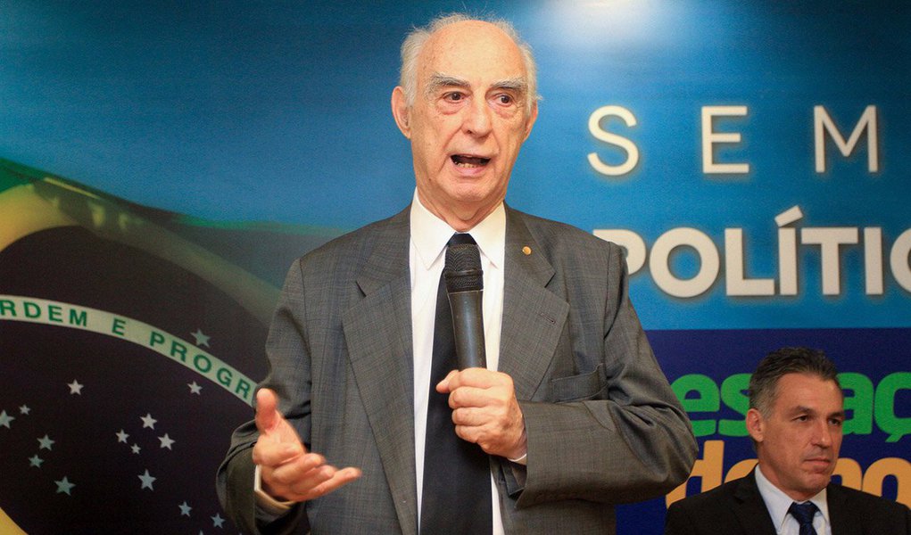 Ex-governador de São Paulo e advogado Cláudio Lembo (PSD) disse que o poder Judiciário tomou "aspectos messiânicos, particularmente no Paraná"; Lembo criticou a divulgação dos diálogos entre a presidente Dilma Rousseff e o ex-presidente Lula; "Entregar essas gravações para uma emissora de TV é um golpe, um golpe midiático"; e disse que a oligarquia brasileira repete o que vem fazendo há 400 anos, que é a tomada do poder de todas as formas possíveis; "É incrível, a oligarquia paulista não quer o progresso social de maneira alguma. A burguesia paulista está com uma ânsia de matar" (Foto: Aquiles Lins) Ex-governador de São Paulo e advogado Cláudio Lembo (PSD) disse que o poder Judiciário tomou "aspectos messiânicos, particularmente no Paraná"; Lembo criticou a divulgação dos diálogos entre a presidente Dilma Rousseff e o ex-presidente Lula; "Entregar essas gravações para uma emissora de TV é um golpe, um golpe midiático"; e disse que a oligarquia brasileira repete o que vem fazendo há 400 anos, que é a tomada do poder de todas as formas possíveis; "É incrível, a oligarquia paulista não quer o progresso social de maneira alguma. A burguesia paulista está com uma ânsia de matar"