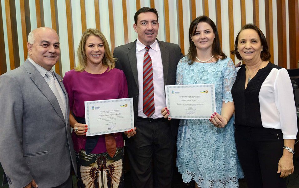 Presidente de honra da OVG, Valéria Perillo, participou da iniciativa, que homenageou com certificados de honra ao mérito, 19 instituições e 32 voluntários; autor da proposta, o presidente da Assembleia, deputado Hélio de Sousa, destacou a importância daqueles que dedicam parte de seu tempo para fazer o bem ao próximo; entre os homenageados, também estava Luciene Neves que há cinco anos faz trabalho voluntário no Centro de Reabilitação e Readaptação Dr. Henrique Santillo (CRER) (Foto: Realle Palazzo-Martini) Presidente de honra da OVG, Valéria Perillo, participou da iniciativa, que homenageou com certificados de honra ao mérito, 19 instituições e 32 voluntários; autor da proposta, o presidente da Assembleia, deputado Hélio de Sousa, destacou a importância daqueles que dedicam parte de seu tempo para fazer o bem ao próximo; entre os homenageados, também estava Luciene Neves que há cinco anos faz trabalho voluntário no Centro de Reabilitação e Readaptação Dr. Henrique Santillo (CRER)