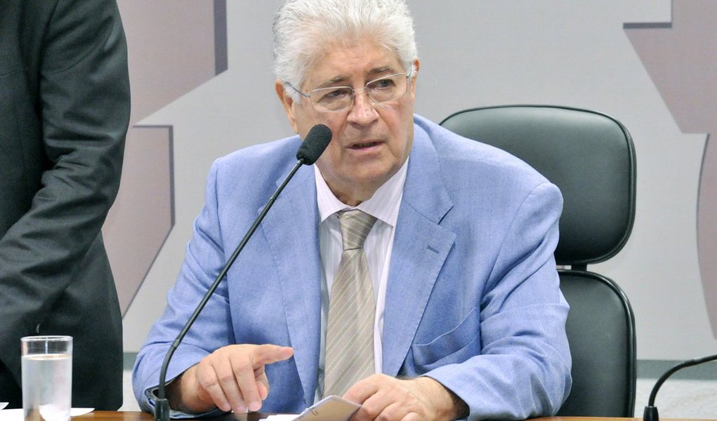 De autoria do senador Roberto Requião (PMDB-PR), o projeto prevê o direito de resposta à pessoa (física ou jurídica) que for ofendida por qualquer reportagem, nota ou notícia “divulgada por veículo de comunicação social independentemente do meio ou plataforma de distribuição, publicação ou transmissão que utilize, cujo conteúdo atente, ainda que por equívoco de informação, contra a honra, a intimidade, a reputação, o conceito, o nome, a marca ou a imagem” (Foto: Roberta Namour) De autoria do senador Roberto Requião (PMDB-PR), o projeto prevê o direito de resposta à pessoa (física ou jurídica) que for ofendida por qualquer reportagem, nota ou notícia “divulgada por veículo de comunicação social independentemente do meio ou plataforma de distribuição, publicação ou transmissão que utilize, cujo conteúdo atente, ainda que por equívoco de informação, contra a honra, a intimidade, a reputação, o conceito, o nome, a marca ou a imagem”