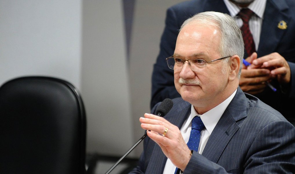 Ministro Edson Fachin, do STF, entregou aos demais ministros da Corte uma prévia do voto que vai proferir no julgamento sobre a validade das regras do processo de impeachment da presidente Dilma; Fachin é relator da ação na qual o PCdoB questiona a validade da lei que regulamentou as normas de processo e julgamento do impeachment, e alguns artigos do Regimento Interno da Câmara dos Deputados; o ministro disse que vai propor nesta quarta-feira o rito que deverá ser seguido pelo Congresso (Foto: Leonardo Lucena) Ministro Edson Fachin, do STF, entregou aos demais ministros da Corte uma prévia do voto que vai proferir no julgamento sobre a validade das regras do processo de impeachment da presidente Dilma; Fachin é relator da ação na qual o PCdoB questiona a validade da lei que regulamentou as normas de processo e julgamento do impeachment, e alguns artigos do Regimento Interno da Câmara dos Deputados; o ministro disse que vai propor nesta quarta-feira o rito que deverá ser seguido pelo Congresso