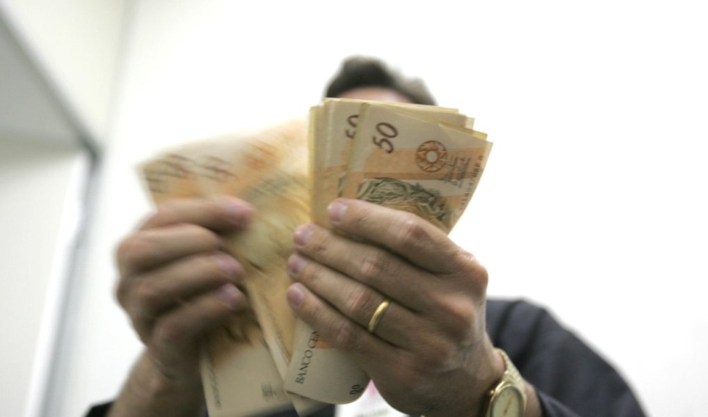 Salário mínimo no próximo ano deve chegar a R$ 946, valor que consta do projeto da Lei de Diretrizes Orçamentárias (LDO) de 2017, a ser enviado nesta sexta-feira, 15, pelo governo ao Congresso Nacional; mantendo a política de valorização do salário mínimo, a proposta do governo oferece reajuste de 7,5% a partir de 1º de janeiro (Foto: Aquiles Lins) Salário mínimo no próximo ano deve chegar a R$ 946, valor que consta do projeto da Lei de Diretrizes Orçamentárias (LDO) de 2017, a ser enviado nesta sexta-feira, 15, pelo governo ao Congresso Nacional; mantendo a política de valorização do salário mínimo, a proposta do governo oferece reajuste de 7,5% a partir de 1º de janeiro