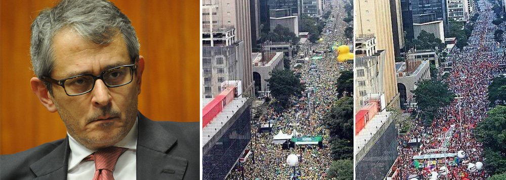 Em editorial neste domingo, 20, Jornal de Otávio Frias Filho fala em "voz das ruas" para pressionar o Congresso pela aprovação do impeachment da presidente Dilma Rousseff, mas são questionados por contar de forma desfavorável manifestações em favor da democracia e do mandato da presidente; pelos números do Datafolha, as manifestações em defesa da democracia, do mandato de Dilma, e do ex-presidente Lula reuniram apenas 95 mil pessoas; "Governo contou com cerca de 15% de quem esteve na avenida Paulista", afirma; segundo o Datafolha, 68% da população é a favor do impeachment (Foto: Aquiles Lins) Em editorial neste domingo, 20, Jornal de Otávio Frias Filho fala em "voz das ruas" para pressionar o Congresso pela aprovação do impeachment da presidente Dilma Rousseff, mas são questionados por contar de forma desfavorável manifestações em favor da democracia e do mandato da presidente; pelos números do Datafolha, as manifestações em defesa da democracia, do mandato de Dilma, e do ex-presidente Lula reuniram apenas 95 mil pessoas; "Governo contou com cerca de 15% de quem esteve na avenida Paulista", afirma; segundo o Datafolha, 68% da população é a favor do impeachment