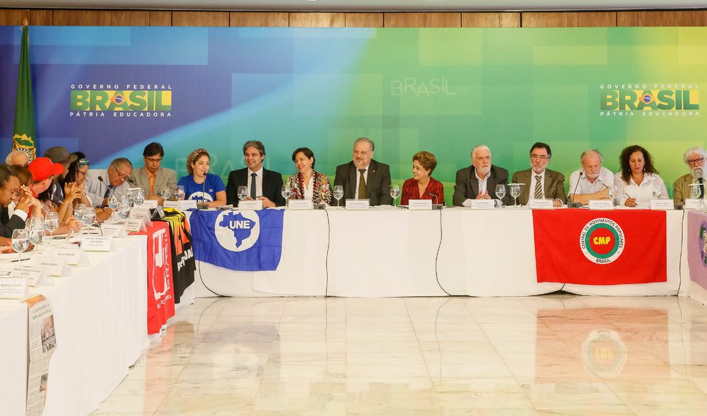 Na data em que são lembrados os 52 anos do golpe militar no Brasil, num momento em que o País vive uma outra escalada golpista, em meio ao processo de impeachment, a presidente Dilma Rousseff recebe nesta quinta-feira 31, no Palácio do Planalto, dezenas de artistas, intelectuais e cientistas brasileiros; o grupo estará com Dilma para entregar diversos manifestos contra o golpe; neste mesmo dia, movimentos sociais realizarão atos em defesa da democracia e contra o impeachment em cidades de todo o País, além de uma Marcha a Brasília, com a presença do ex-presidente Lula (Foto: Gisele Federicce) Na data em que são lembrados os 52 anos do golpe militar no Brasil, num momento em que o País vive uma outra escalada golpista, em meio ao processo de impeachment, a presidente Dilma Rousseff recebe nesta quinta-feira 31, no Palácio do Planalto, dezenas de artistas, intelectuais e cientistas brasileiros; o grupo estará com Dilma para entregar diversos manifestos contra o golpe; neste mesmo dia, movimentos sociais realizarão atos em defesa da democracia e contra o impeachment em cidades de todo o País, além de uma Marcha a Brasília, com a presença do ex-presidente Lula