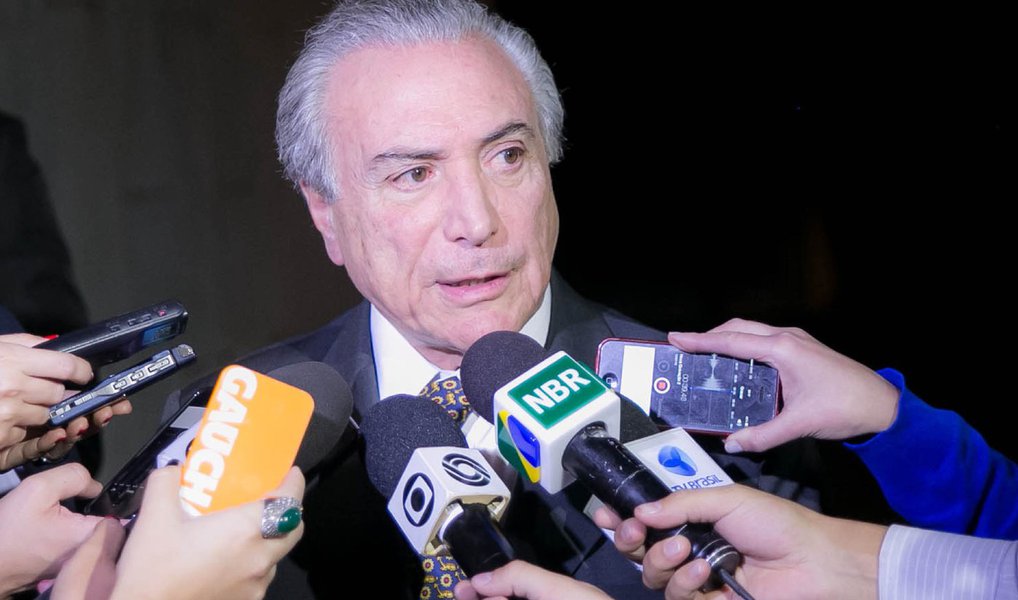 Em entrevista ao canal americano CNN, o vice-presidente Michel Temer (PMDB) negou que haja um golpe em curso no Brasil e afirmou que montará um gabinete para "assegurar a governabilidade"; "Que conspiração eu estou liderando? Eu tenho o poder de convencer 367 membros do Congresso?", disse; segundo ele, seu governo seria de "reconciliação nacional" (Foto: Valter Lima) Em entrevista ao canal americano CNN, o vice-presidente Michel Temer (PMDB) negou que haja um golpe em curso no Brasil e afirmou que montará um gabinete para "assegurar a governabilidade"; "Que conspiração eu estou liderando? Eu tenho o poder de convencer 367 membros do Congresso?", disse; segundo ele, seu governo seria de "reconciliação nacional"