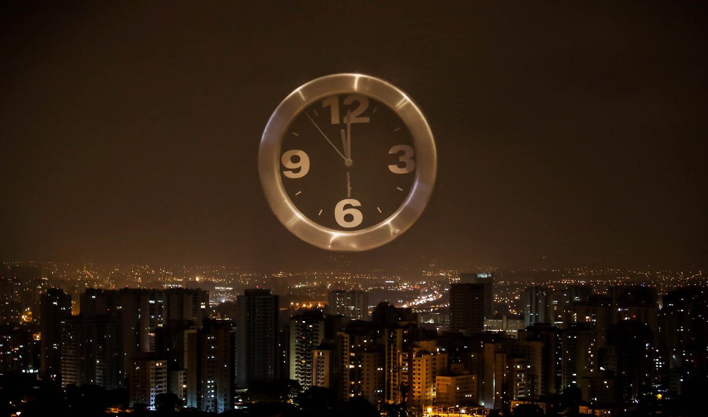 Moradores do Rio Grande do Sul, Santa Catarina, Paraná, São Paulo, Rio de Janeiro, Espírito Santo, Minas Gerais, Goiás, Mato Grosso e Mato Grosso do Sul, além do Distrito Federal terão que adiantar o relógio em 1 hora à 0h deste domingo, 18; governo federal estima que irá economizar cerca de R$ 7 bilhões com a adoção do horário de verão, que vai durar até o dia 21 de fevereiro de 2016 (Foto: Aquiles Lins) Moradores do Rio Grande do Sul, Santa Catarina, Paraná, São Paulo, Rio de Janeiro, Espírito Santo, Minas Gerais, Goiás, Mato Grosso e Mato Grosso do Sul, além do Distrito Federal terão que adiantar o relógio em 1 hora à 0h deste domingo, 18; governo federal estima que irá economizar cerca de R$ 7 bilhões com a adoção do horário de verão, que vai durar até o dia 21 de fevereiro de 2016