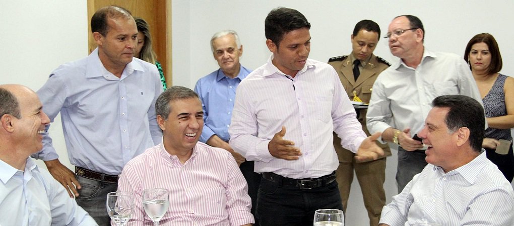 Governador Marconi Perillo inaugurou série de obras nas Centrais de Abastecimento de Goiás (Ceasa), entre elas uma Estação de Tratamento de Efluentes e uma Central de Monitoramento de Segurança. Ao todo, as obras custaram R$ 4,2 milhões; ao lado do vice-governador José Eliton e do presidente da Ceasa, Edivaldo Cardoso, Marconi afirmou que na Ceasa não existe crise. "Todo mundo trabalha e produz. Em 2015, as Centrais cresceram em vendas", comemorou (Foto: José Barbacena) Governador Marconi Perillo inaugurou série de obras nas Centrais de Abastecimento de Goiás (Ceasa), entre elas uma Estação de Tratamento de Efluentes e uma Central de Monitoramento de Segurança. Ao todo, as obras custaram R$ 4,2 milhões; ao lado do vice-governador José Eliton e do presidente da Ceasa, Edivaldo Cardoso, Marconi afirmou que na Ceasa não existe crise. "Todo mundo trabalha e produz. Em 2015, as Centrais cresceram em vendas", comemorou