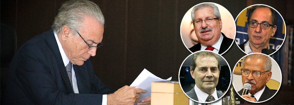 Representantes de quatro centrais sindicais terão uma reunião com o vice-presidente Michel Temer (PMDB) nesta terça-feira (26); objetivo é hipotecar apoio a um eventual governo Temer e entregar um documento pedindo que, caso o peemedebista chegue ao poder por meio do impeachment, promova a redução das s taxas no que diz respeito ao consumo e investimentos, além da implantação de medidas que estimulem a criação de empregos e a correção na tabela do Imposto de Renda; documento será entregue pelos presidentes da Central Sindical Brasileira (CSB), Antonio Neto; da Força Sindical, Paulo Pereira da Silva; da Nova Central Sindical de Trabalhadores, José Calixto Ramos; e da União Geral dos Trabalhadores (UGT), Ricardo Patah (Foto: Paulo Emílio) Representantes de quatro centrais sindicais terão uma reunião com o vice-presidente Michel Temer (PMDB) nesta terça-feira (26); objetivo é hipotecar apoio a um eventual governo Temer e entregar um documento pedindo que, caso o peemedebista chegue ao poder por meio do impeachment, promova a redução das s taxas no que diz respeito ao consumo e investimentos, além da implantação de medidas que estimulem a criação de empregos e a correção na tabela do Imposto de Renda; documento será entregue pelos presidentes da Central Sindical Brasileira (CSB), Antonio Neto; da Força Sindical, Paulo Pereira da Silva; da Nova Central Sindical de Trabalhadores, José Calixto Ramos; e da União Geral dos Trabalhadores (UGT), Ricardo Patah