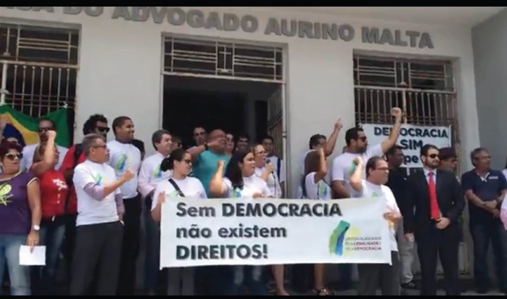 Advogados e juristas alagoanos protestaram contra o pedido de impeachment protocolado pela Ordem dos Advogados dos Brasil (OAB) em desfavor da presidente Dilma Rousseff (PT); manifestantes alegam que o pedido protocolado na Câmara dos Deputados não representa o sentimento da classe, mas, sim, o dos conselheiros da entidade (Foto: Voney Malta) Advogados e juristas alagoanos protestaram contra o pedido de impeachment protocolado pela Ordem dos Advogados dos Brasil (OAB) em desfavor da presidente Dilma Rousseff (PT); manifestantes alegam que o pedido protocolado na Câmara dos Deputados não representa o sentimento da classe, mas, sim, o dos conselheiros da entidade