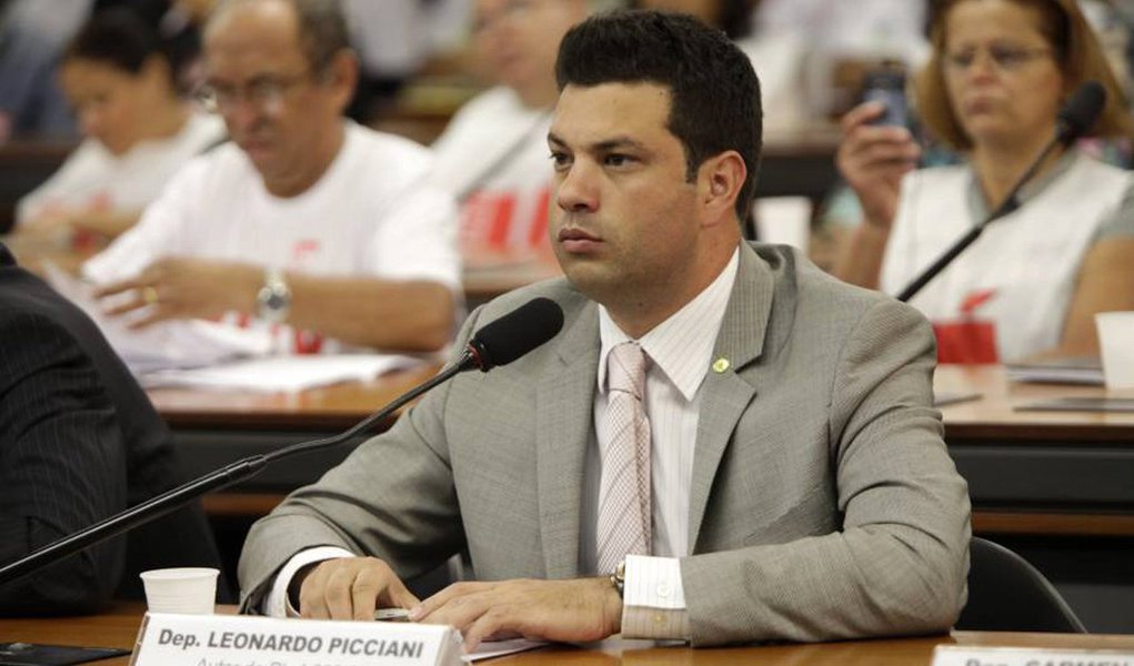 Líder do PMDB na Câmara dos deputados, Leonardo Picciani (RJ), disse que procurou indicar deputados que não disseram se são a favor ou contra o processo de impeachment; são eles: Celso Maldaner (SC), Daniel Vilela (GO), Hildo Rocha (MA), João Arruda (PR), José Priante (PA), Leonardo Picciani (RJ), Rodrigo Pacheco (MG) e Washington Reis (RJ); como suplentes para a comissão, indicou os deputados Alberto filho (MA), Edio Lopes (RR), Elcione Barbalho (PA), João Marcelo Souza (MA), Marx Beltrão (AL), Newton Cardoso JR (MG), Sergio Souza (PR) e Vitor Valim (CE) (Foto: Roberta Namour) Líder do PMDB na Câmara dos deputados, Leonardo Picciani (RJ), disse que procurou indicar deputados que não disseram se são a favor ou contra o processo de impeachment; são eles: Celso Maldaner (SC), Daniel Vilela (GO), Hildo Rocha (MA), João Arruda (PR), José Priante (PA), Leonardo Picciani (RJ), Rodrigo Pacheco (MG) e Washington Reis (RJ); como suplentes para a comissão, indicou os deputados Alberto filho (MA), Edio Lopes (RR), Elcione Barbalho (PA), João Marcelo Souza (MA), Marx Beltrão (AL), Newton Cardoso JR (MG), Sergio Souza (PR) e Vitor Valim (CE)