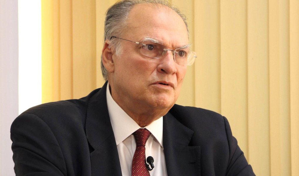 Conselho de Ética da Câmara dos Deputados arquivou, por unanimidade, o processo por quebra de decoro parlamentar contra o deputado Roberto Freire (PPS-SP); Freire foi acusado de agredir a deputada Jandira Feghali (PCdoB-RJ) em uma discussão no plenário da Casa em maio do ano passado, quando teria agarrado o braço dela e machucado o pulso da parlamentar (Foto: Paulo Emílio) Conselho de Ética da Câmara dos Deputados arquivou, por unanimidade, o processo por quebra de decoro parlamentar contra o deputado Roberto Freire (PPS-SP); Freire foi acusado de agredir a deputada Jandira Feghali (PCdoB-RJ) em uma discussão no plenário da Casa em maio do ano passado, quando teria agarrado o braço dela e machucado o pulso da parlamentar