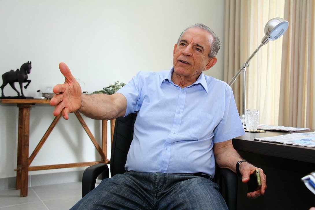 Depois de passar semanas em sua fazenda no Mato Grosso, Iris Rezende retorna a Goiânia pressionado por PT e PMDB para dar a palavra final sobre a manutenção ou não da aliança; peemedebistas querem saber logo se Iris será candidato a prefeito de Goiânia para definir o futuro; caso o velho cacique desista, é esperada uma retirada em massa de lideranças e vereadores que não enxergam outro nome capaz de substituir Iris; nas pesquisas, o nome do ex-governador aparece na liderança; ele, como sempre, faz mistério e diz que só atende ao apelo dos aliados e de Deus (Foto: José Barbacena) Depois de passar semanas em sua fazenda no Mato Grosso, Iris Rezende retorna a Goiânia pressionado por PT e PMDB para dar a palavra final sobre a manutenção ou não da aliança; peemedebistas querem saber logo se Iris será candidato a prefeito de Goiânia para definir o futuro; caso o velho cacique desista, é esperada uma retirada em massa de lideranças e vereadores que não enxergam outro nome capaz de substituir Iris; nas pesquisas, o nome do ex-governador aparece na liderança; ele, como sempre, faz mistério e diz que só atende ao apelo dos aliados e de Deus