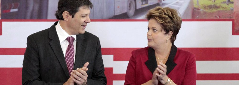 Prefeito de São Paulo, Fernando Haddad (PT), afirma que processo de impeachment contra Dilma Rousseff é “um casuísmo e que a base para essa punição máxima é frágil”; diz também que o PSDB assumiu uma agenda de intolerância contra a política econômica e social de Lula e foi contaminando os humores dessa classe média; ele aponta dificuldades para se formar maioria num sistema totalmente distorcido e diz que vice Michel Temer dificilmente irá prosperar no poder: "a agenda que está colocada como condição de sustentabilidade de um eventual governo Temer tenta colocar o Brasil de hoje na República Velha"; “é um retrocesso no que se avançou em direitos trabalhistas e sociais”; quanto ao PT, fala que o partido jogou o jogo do financiamento empresarial de campanha (Foto: Roberta Namour) Prefeito de São Paulo, Fernando Haddad (PT), afirma que processo de impeachment contra Dilma Rousseff é “um casuísmo e que a base para essa punição máxima é frágil”; diz também que o PSDB assumiu uma agenda de intolerância contra a política econômica e social de Lula e foi contaminando os humores dessa classe média; ele aponta dificuldades para se formar maioria num sistema totalmente distorcido e diz que vice Michel Temer dificilmente irá prosperar no poder: "a agenda que está colocada como condição de sustentabilidade de um eventual governo Temer tenta colocar o Brasil de hoje na República Velha"; “é um retrocesso no que se avançou em direitos trabalhistas e sociais”; quanto ao PT, fala que o partido jogou o jogo do financiamento empresarial de campanha