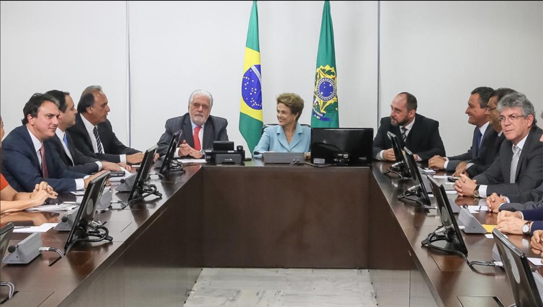 Ao lado dos demais governadores do Nordeste, Camilo Santana (PT) participou na tarde desta terça (8) de reunião com a presidente Dilma para discutir a atual situação política e o processo de impeachment aberto na semana passada. Mais cedo, eles tiveram uma reunião com o ministro-chefe da Casa Civil, para tratar da mesma pauta. Ainda hoje acontece uma nova reunião com a presidente, desta vez para discutir ações de combate ao Aedes aegypti (Foto: Rodrigo Rocha) Ao lado dos demais governadores do Nordeste, Camilo Santana (PT) participou na tarde desta terça (8) de reunião com a presidente Dilma para discutir a atual situação política e o processo de impeachment aberto na semana passada. Mais cedo, eles tiveram uma reunião com o ministro-chefe da Casa Civil, para tratar da mesma pauta. Ainda hoje acontece uma nova reunião com a presidente, desta vez para discutir ações de combate ao Aedes aegypti