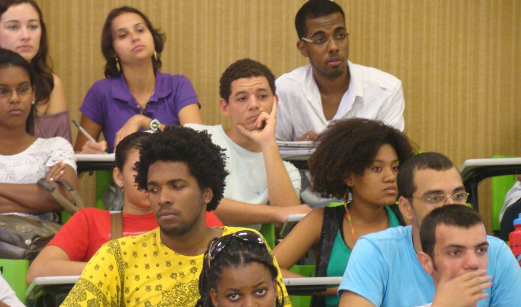 A lei que destina 20% das vagas dos concursos públicos estaduais para negros entrará em vigor nesta terça-feira (29), conforme anunciou o secretário de Estado de Igualdade Racial, Gérson Pinheiro, por meio das redes sociais; a cota será concedida em concursos públicos para provimento de cargos efetivos e empregos públicos no âmbito da administração pública estadual, das autarquias, das fundações públicas e das sociedades de economia mista controladas pelo Estado do Maranhão (Foto: Leonardo Lucena) A lei que destina 20% das vagas dos concursos públicos estaduais para negros entrará em vigor nesta terça-feira (29), conforme anunciou o secretário de Estado de Igualdade Racial, Gérson Pinheiro, por meio das redes sociais; a cota será concedida em concursos públicos para provimento de cargos efetivos e empregos públicos no âmbito da administração pública estadual, das autarquias, das fundações públicas e das sociedades de economia mista controladas pelo Estado do Maranhão