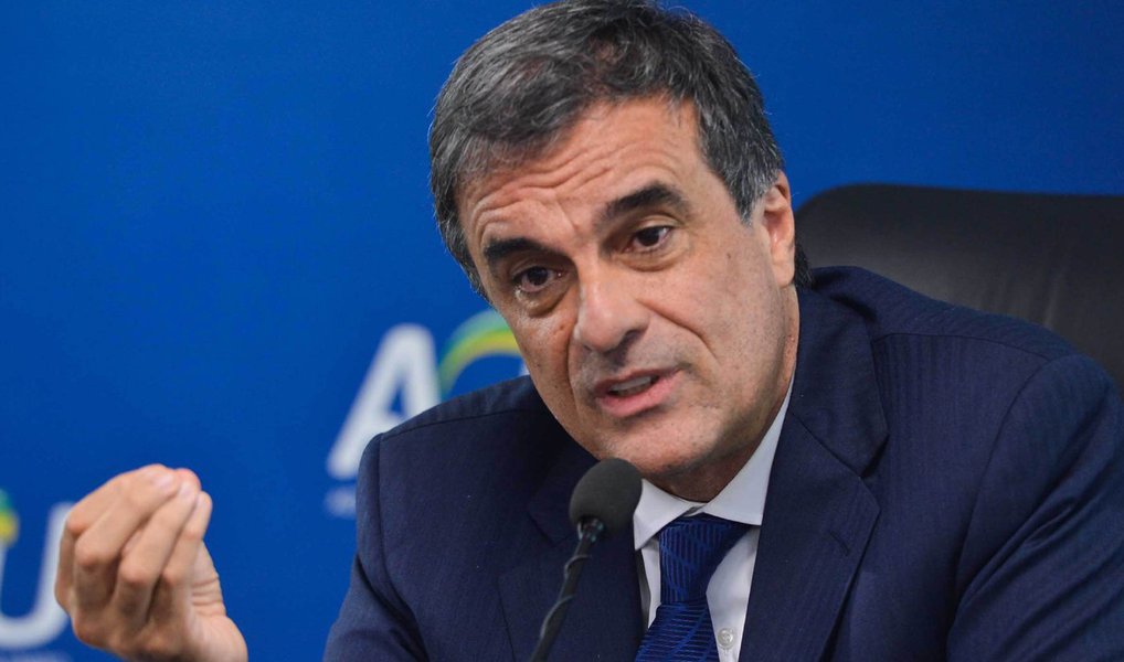 Ministro da Advocacia-Geral da União (AGU), José Eduardo Cardozo, criticou nesta quarta-feira, 20, a disposição do presidente da Câmara, Eduardo Cunha (PMDB-RJ), em paralisar votações importantes para o governo até que o processo do pedido de impeachment da presidente Dilma Rousseff seja concluído; "Lamento uma posição como essa, que vai contra aquilo que a sociedade brasileira precisa", disse; "Retaliação não é o papel de um presidente da Câmara, mas não será a primeira vez a última que ele fará isso", completou Cardozo, após reunião com senadores da base aliada (Foto: Aquiles Lins) Ministro da Advocacia-Geral da União (AGU), José Eduardo Cardozo, criticou nesta quarta-feira, 20, a disposição do presidente da Câmara, Eduardo Cunha (PMDB-RJ), em paralisar votações importantes para o governo até que o processo do pedido de impeachment da presidente Dilma Rousseff seja concluído; "Lamento uma posição como essa, que vai contra aquilo que a sociedade brasileira precisa", disse; "Retaliação não é o papel de um presidente da Câmara, mas não será a primeira vez a última que ele fará isso", completou Cardozo, após reunião com senadores da base aliada