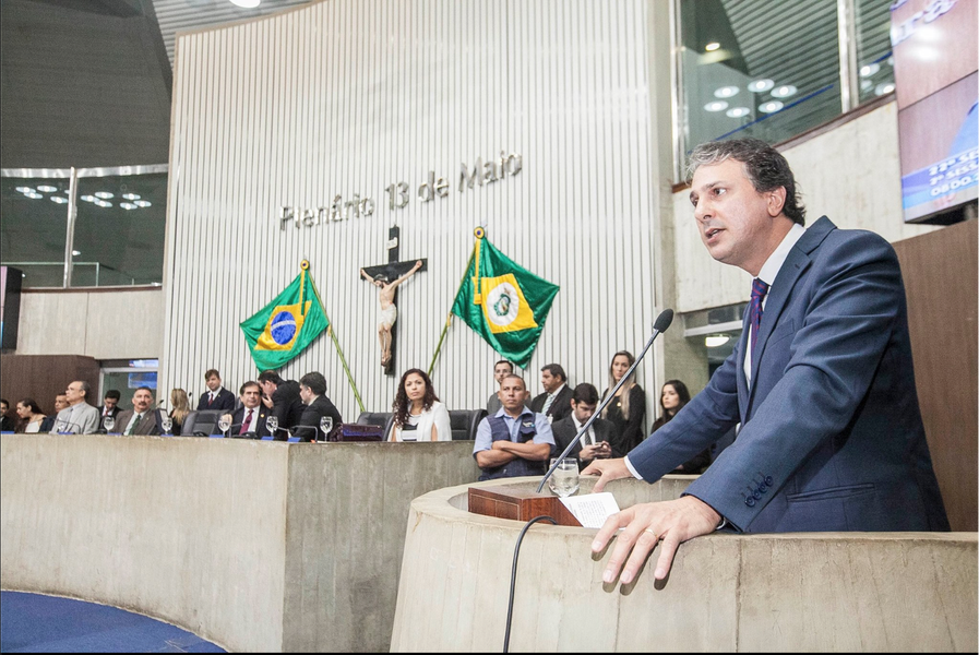 Quatro projetos que integram a Política Estadual de Saneamento Básico foram entregues à Assembleia Legislativa pelo governador Camilo Santana (PT), na manhã desta terça-feira (15). Um dos projetos institui o Plano Estadual de Resíduos Sólidos, e os demais tratam de saneamento, reuso da água, abastecimento e esgoto sanitário. Entre as ações previstas estão a desativação e recuperação de áreas degradadas pelos lixões; implementação de coleta seletiva; realização da compostagem dos resíduos orgânicos; e aquisição de 19 máquinas de perfuração de poços (Foto: Rodrigo Rocha) Quatro projetos que integram a Política Estadual de Saneamento Básico foram entregues à Assembleia Legislativa pelo governador Camilo Santana (PT), na manhã desta terça-feira (15). Um dos projetos institui o Plano Estadual de Resíduos Sólidos, e os demais tratam de saneamento, reuso da água, abastecimento e esgoto sanitário. Entre as ações previstas estão a desativação e recuperação de áreas degradadas pelos lixões; implementação de coleta seletiva; realização da compostagem dos resíduos orgânicos; e aquisição de 19 máquinas de perfuração de poços