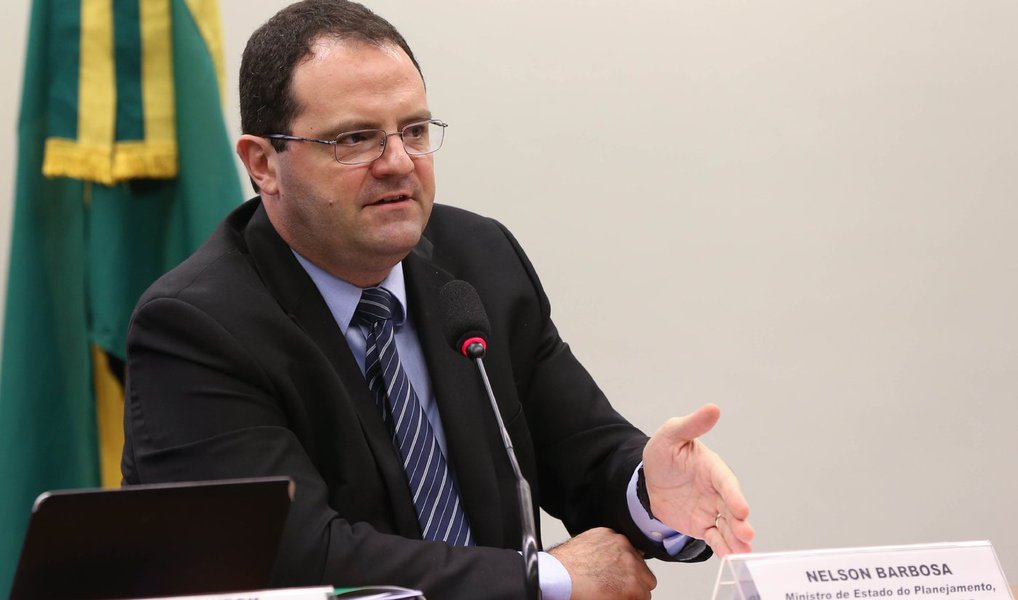 O governo estabeleceu meta zero para o resultado primário do governo central (Tesouro, INSS e Banco Central) em 2017 e propôs abatimentos que, na prática, abrem brecha para novo déficit de até R$ 65 bilhões para o próximo ano, segundo projeto de Lei de Diretrizes Orçamentárias (LDO) encaminhado nesta sexta-feira ao Congresso Nacional; "Estamos propondo um orçamento equilibrado da União para o próximo ano", disse o ministro da Fazenda, Nelson Barbosa (Foto: Gisele Federicce) O governo estabeleceu meta zero para o resultado primário do governo central (Tesouro, INSS e Banco Central) em 2017 e propôs abatimentos que, na prática, abrem brecha para novo déficit de até R$ 65 bilhões para o próximo ano, segundo projeto de Lei de Diretrizes Orçamentárias (LDO) encaminhado nesta sexta-feira ao Congresso Nacional; "Estamos propondo um orçamento equilibrado da União para o próximo ano", disse o ministro da Fazenda, Nelson Barbosa