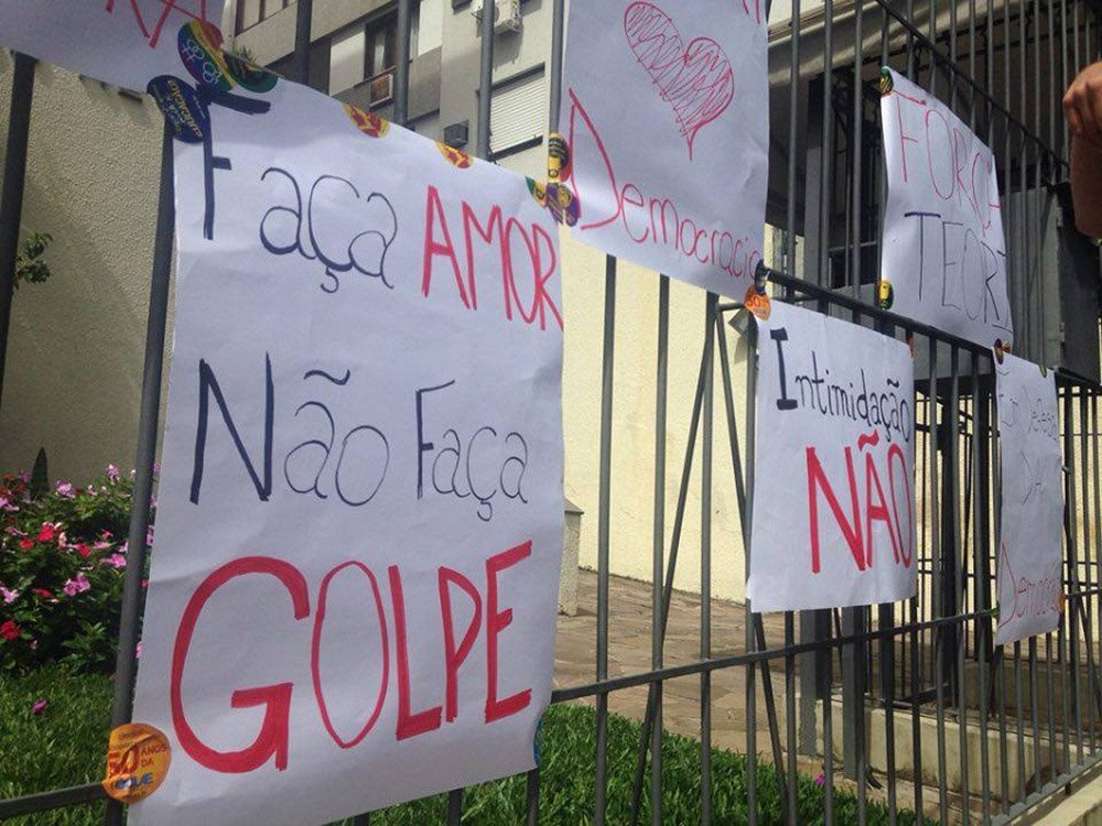 Um grupo de estudantes fez uma manifestação em frente à casa do ministro do STF Teori Zavascki, em Porto Alegre; com cartazes e megafone, os manifestantes foram levar apoio ao relator do processo da operação Lava Jato no STF; Teori foi alvo de um protesto por grupos pró-impeachment depois que requisitou ao juiz federal de Curitiba Sérgio Moro a remessa à Suprema Corte da investigação envolvendo o ex-presidente Lula (PT); na oportunidade, os manifestantes afixaram uma faixa pedindo para que o ministro deixasse Moro trabalhar (Foto: Leonardo Lucena) Um grupo de estudantes fez uma manifestação em frente à casa do ministro do STF Teori Zavascki, em Porto Alegre; com cartazes e megafone, os manifestantes foram levar apoio ao relator do processo da operação Lava Jato no STF; Teori foi alvo de um protesto por grupos pró-impeachment depois que requisitou ao juiz federal de Curitiba Sérgio Moro a remessa à Suprema Corte da investigação envolvendo o ex-presidente Lula (PT); na oportunidade, os manifestantes afixaram uma faixa pedindo para que o ministro deixasse Moro trabalhar