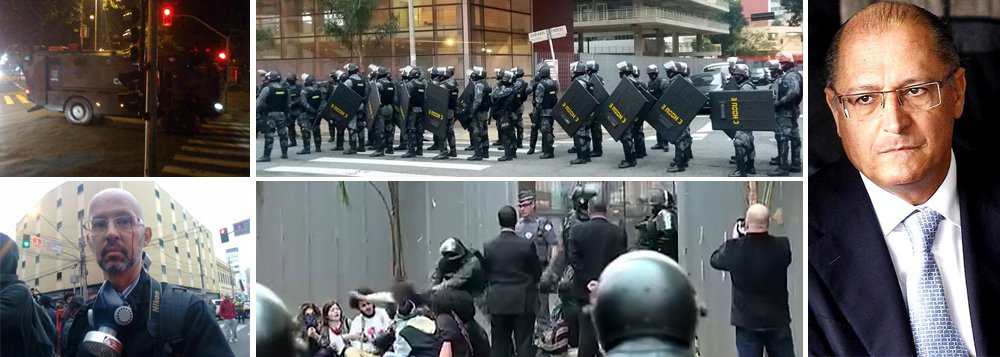 Em gesto truculento, um policial bateu com um cassetete no repórter Mauro Donato, do site Diário do Centro do Mundo, que acompanhava a reintegração de posse na sede do Centro Paula Souza, ocupada por estudantes desde a semana passada; segundo relato dos Jornalistas Livres, além da imprensa, advogados e apoiadores foram proibidos de entrar no edifício; o governo Geraldo Alckmin (PSDB) conseguiu reverter em segunda instância decisão judicial que proibia o uso de armas letais ou não letais pela Polícia Militar na desocupação; na manhã desta sexta-feira, a Tropa de Choque chegou armada, com bombas de efeito moral e spray de pimenta, para usar contra os adolescentes (Foto: Roberta Namour) Em gesto truculento, um policial bateu com um cassetete no repórter Mauro Donato, do site Diário do Centro do Mundo, que acompanhava a reintegração de posse na sede do Centro Paula Souza, ocupada por estudantes desde a semana passada; segundo relato dos Jornalistas Livres, além da imprensa, advogados e apoiadores foram proibidos de entrar no edifício; o governo Geraldo Alckmin (PSDB) conseguiu reverter em segunda instância decisão judicial que proibia o uso de armas letais ou não letais pela Polícia Militar na desocupação; na manhã desta sexta-feira, a Tropa de Choque chegou armada, com bombas de efeito moral e spray de pimenta, para usar contra os adolescentes
