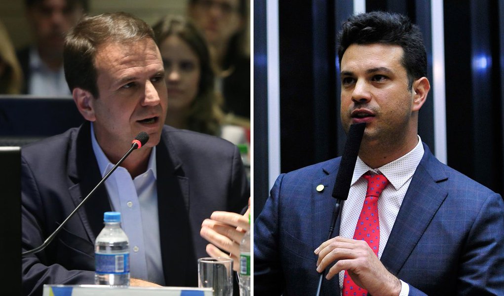 Prefeito do Rio, Eduardo Paes (PMDB), classificou como "violência" a retirada de Leonardo Picciani da liderança do PMDB na Câmara e defendeu que o aliado volte ao cargo; "A eleição estava marcada para fevereiro. Esse tipo de atitude de levar as coisas meio na mão grande é ruim para o PMDB. Algumas atitudes do PMDB hoje me envergonham como peemedebista", disse Paes; ele e mais 14 prefeitos se encontram hoje com a presidente Dilma Rousseff, para mostrar "contrariedade" com o processo de impeachment; "A abertura desse processo se deu no meio de uma barganha política. É muito pequeno para o Brasil discutir o impeachment nessas circunstâncias", afirmou (Foto: Aquiles Lins) Prefeito do Rio, Eduardo Paes (PMDB), classificou como "violência" a retirada de Leonardo Picciani da liderança do PMDB na Câmara e defendeu que o aliado volte ao cargo; "A eleição estava marcada para fevereiro. Esse tipo de atitude de levar as coisas meio na mão grande é ruim para o PMDB. Algumas atitudes do PMDB hoje me envergonham como peemedebista", disse Paes; ele e mais 14 prefeitos se encontram hoje com a presidente Dilma Rousseff, para mostrar "contrariedade" com o processo de impeachment; "A abertura desse processo se deu no meio de uma barganha política. É muito pequeno para o Brasil discutir o impeachment nessas circunstâncias", afirmou