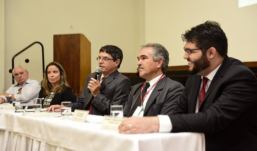 De acordo com o superintendente Homero Rocha Filho, parte dessa nova estruturação virá da implantação da regionalização da Assistência Farmacêutica no Estado; para tanto, a SES-MG propõe cooperação técnica aos municípios na aquisição e distribuição de medicamentos, por meio de Ata de Registro de Preços, com ampliação do elenco disponível, de 145 para cerca de 346 itens, com investimento de R$ 320,5 milhões; desse total, R$ 123,5 milhões são investimentos diretos do Tesouro Estadual; secretário Fausto Pereira dos Santos disse que "as principais mudanças que esse Programa traz são a retomada do processo de compra pelos municípios que assim o desejarem, e o investimento na estrutura da rede física para termos melhores condições de atendimento à população" (Foto: Leonardo Lucena) De acordo com o superintendente Homero Rocha Filho, parte dessa nova estruturação virá da implantação da regionalização da Assistência Farmacêutica no Estado; para tanto, a SES-MG propõe cooperação técnica aos municípios na aquisição e distribuição de medicamentos, por meio de Ata de Registro de Preços, com ampliação do elenco disponível, de 145 para cerca de 346 itens, com investimento de R$ 320,5 milhões; desse total, R$ 123,5 milhões são investimentos diretos do Tesouro Estadual; secretário Fausto Pereira dos Santos disse que "as principais mudanças que esse Programa traz são a retomada do processo de compra pelos municípios que assim o desejarem, e o investimento na estrutura da rede física para termos melhores condições de atendimento à população"