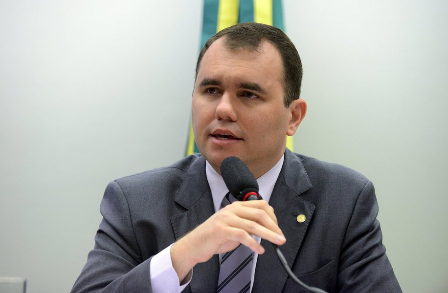 Com o objetivo de debater um novo modelo de gestão para os municípios, o Partido Popular Socialista (PPS) realiza congresso neste sábado (28), em Fortaleza. Entre lideranças confirmadas estão os deputados Moses Rodrigues e Tomaz Holanda, além do presidente estadual, Alexandre Pereira, que vislumbra o melhor desempenho da legenda nos último 15 anos no Ceará (Foto: Rodrigo Rocha) Com o objetivo de debater um novo modelo de gestão para os municípios, o Partido Popular Socialista (PPS) realiza congresso neste sábado (28), em Fortaleza. Entre lideranças confirmadas estão os deputados Moses Rodrigues e Tomaz Holanda, além do presidente estadual, Alexandre Pereira, que vislumbra o melhor desempenho da legenda nos último 15 anos no Ceará