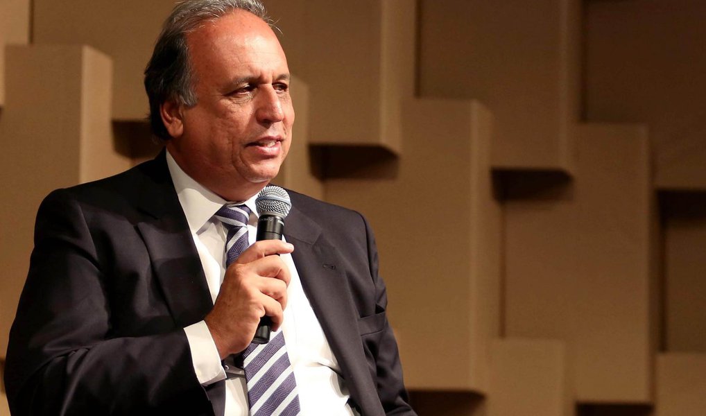 O governador do Rio de Janeiro, Luiz Fernando Pezão, está internado no Hospital Pró-Cardíaco, em Botafogo, na zona sul. De acordo com a assessoria do Palácio Guanabara, Pezão foi fazer exames de rotina no sábado (12), mas os médicos identificaram um quadro infeccioso provocado por uma sinusite; a assessoria afirmou que ainda não há previsão de alta. (Foto: Leonardo Lucena) O governador do Rio de Janeiro, Luiz Fernando Pezão, está internado no Hospital Pró-Cardíaco, em Botafogo, na zona sul. De acordo com a assessoria do Palácio Guanabara, Pezão foi fazer exames de rotina no sábado (12), mas os médicos identificaram um quadro infeccioso provocado por uma sinusite; a assessoria afirmou que ainda não há previsão de alta.