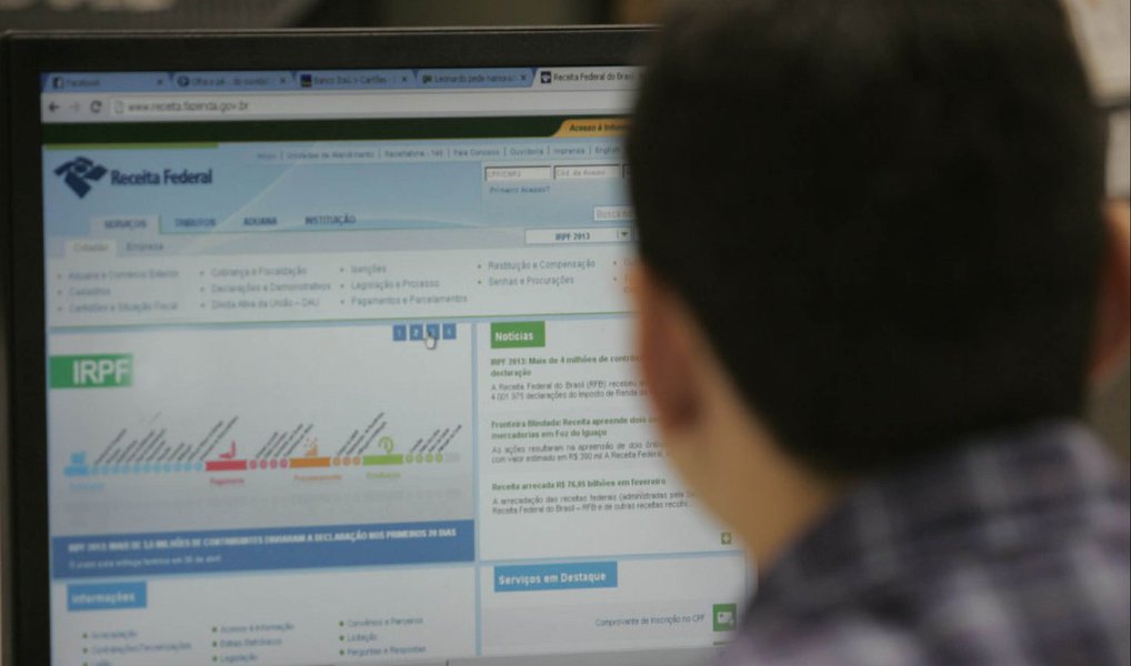 A Receita Federal recebeu até as 11h de hoje (25) mais de 16,319 milhões de declarações do Imposto de Renda Pessoa Física. O número representa 57,19% dos 28,5 milhões de documentos previstos para serem entregues este ano (Foto: Leonardo Attuch) A Receita Federal recebeu até as 11h de hoje (25) mais de 16,319 milhões de declarações do Imposto de Renda Pessoa Física. O número representa 57,19% dos 28,5 milhões de documentos previstos para serem entregues este ano