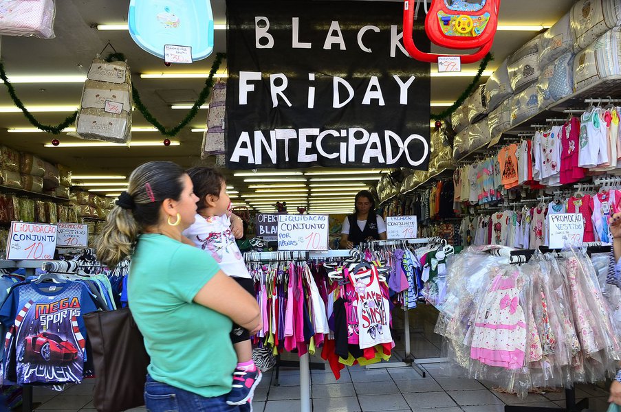 Anúncio de que a economia brasileira encolheu 1,7% no terceiro trimestre de 2015 na comparação com o trimestre anterior elevou o nível de alerta da Confederação Nacional do Comércio de Bens, Serviços e Turismo (CNC); comércio registrou sua quarta queda seguida e foi o segundo pior setor de atividade econômica, com redução de 2,4%; agora, para este ano, a CNC revisou sua projeção para -3,5% e, para o ano que vem, para um recuo de 2,0% (Foto: Paulo Emílio) Anúncio de que a economia brasileira encolheu 1,7% no terceiro trimestre de 2015 na comparação com o trimestre anterior elevou o nível de alerta da Confederação Nacional do Comércio de Bens, Serviços e Turismo (CNC); comércio registrou sua quarta queda seguida e foi o segundo pior setor de atividade econômica, com redução de 2,4%; agora, para este ano, a CNC revisou sua projeção para -3,5% e, para o ano que vem, para um recuo de 2,0%