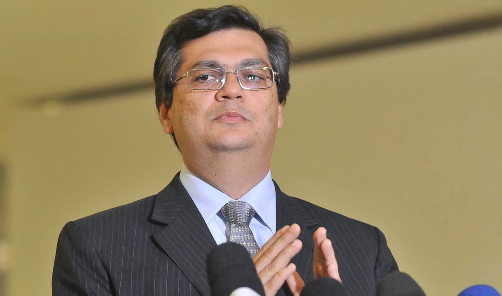 Governador do Maranhão, Flávio Dino (PC do B) rebateu as acusações da oposição sobre suposto uso do Sistema Guardião para monitorar deputados, inclusive governistas, com grampos ilegais; "A nossa orientação é que sejam investigados os casos relacionados ao tráfico, roubo, homicídios e corrupção que estejam formalizados na polícia ou no Poder Judiciário, com a condução do Ministério Público. Portanto não procede, é absolutamente falso qualquer tipo de visão segundo a qual estamos utilizando o aparato policial fora daquilo que a lei manda", disse ele (Foto: Leonardo Lucena) Governador do Maranhão, Flávio Dino (PC do B) rebateu as acusações da oposição sobre suposto uso do Sistema Guardião para monitorar deputados, inclusive governistas, com grampos ilegais; "A nossa orientação é que sejam investigados os casos relacionados ao tráfico, roubo, homicídios e corrupção que estejam formalizados na polícia ou no Poder Judiciário, com a condução do Ministério Público. Portanto não procede, é absolutamente falso qualquer tipo de visão segundo a qual estamos utilizando o aparato policial fora daquilo que a lei manda", disse ele
