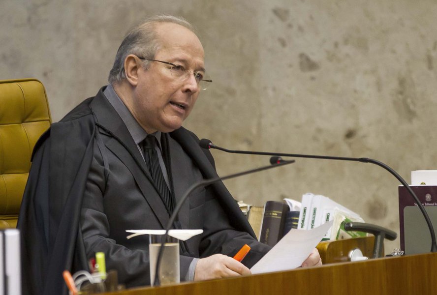 Mais antigo membro do Supremo, o ministro Celso de Mello reagiu às críticas ao STF feitas pelo ex-presidente Lula; na abertura da sessão desta quinta-feira 17, sem citar o nome de Lula, Mello disse que o insulto feito à corte é inaceitável e passível de repulsa por parte da Corte e que traduz uma "reação torpe e indigna, típica de mentes autocráticas e arrogantes" que não conseguem esconder o temor "pela prevalência do império da lei" (Foto: Gisele Federicce) Mais antigo membro do Supremo, o ministro Celso de Mello reagiu às críticas ao STF feitas pelo ex-presidente Lula; na abertura da sessão desta quinta-feira 17, sem citar o nome de Lula, Mello disse que o insulto feito à corte é inaceitável e passível de repulsa por parte da Corte e que traduz uma "reação torpe e indigna, típica de mentes autocráticas e arrogantes" que não conseguem esconder o temor "pela prevalência do império da lei"